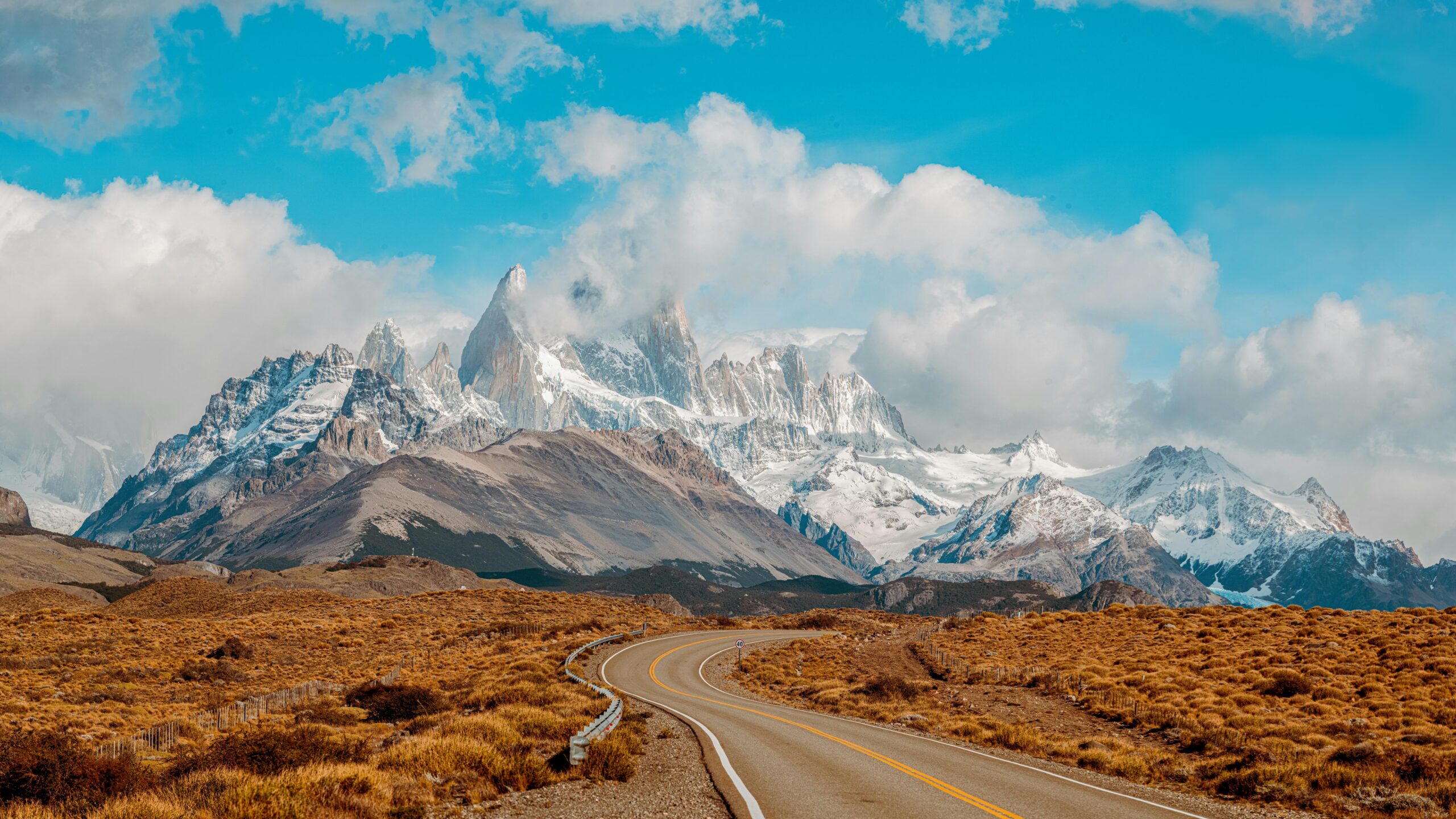 imagen de ruta 40 con vista privilegiada de las cordillera de los andes