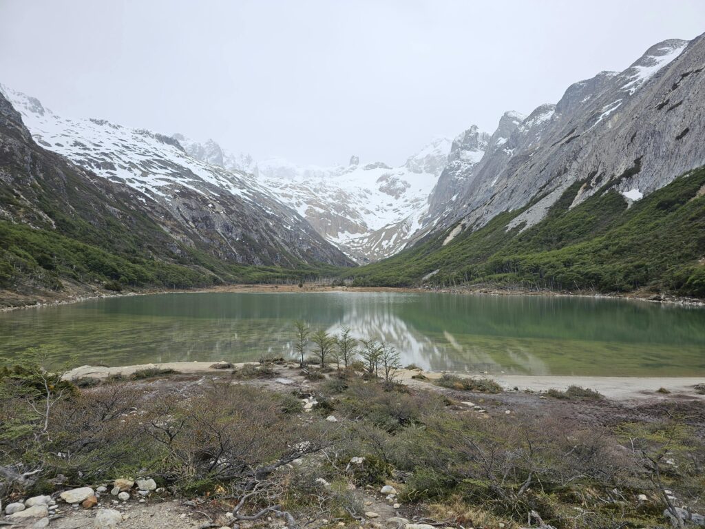 imagen de espectacular lago con fondo de montañas de la cordillera de los andes